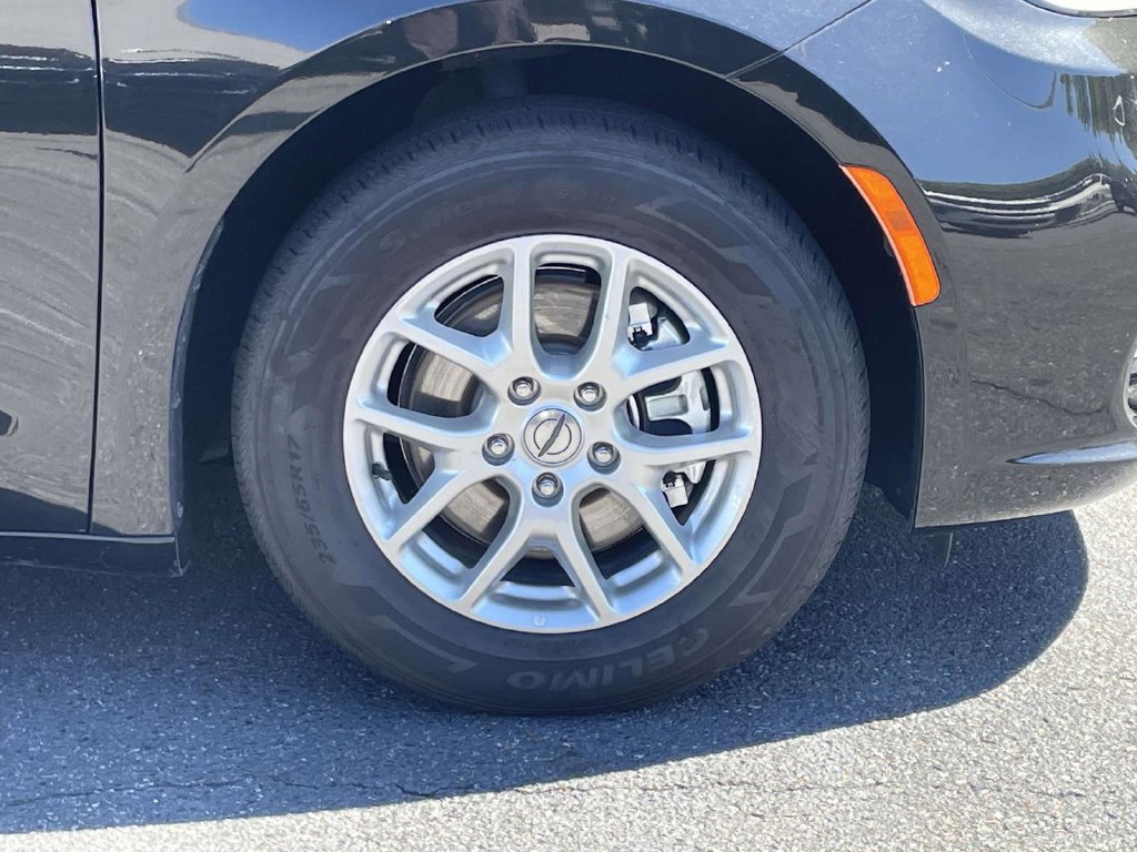 Certified 2023 Chrysler Pacifica Touring-L FWD image 10