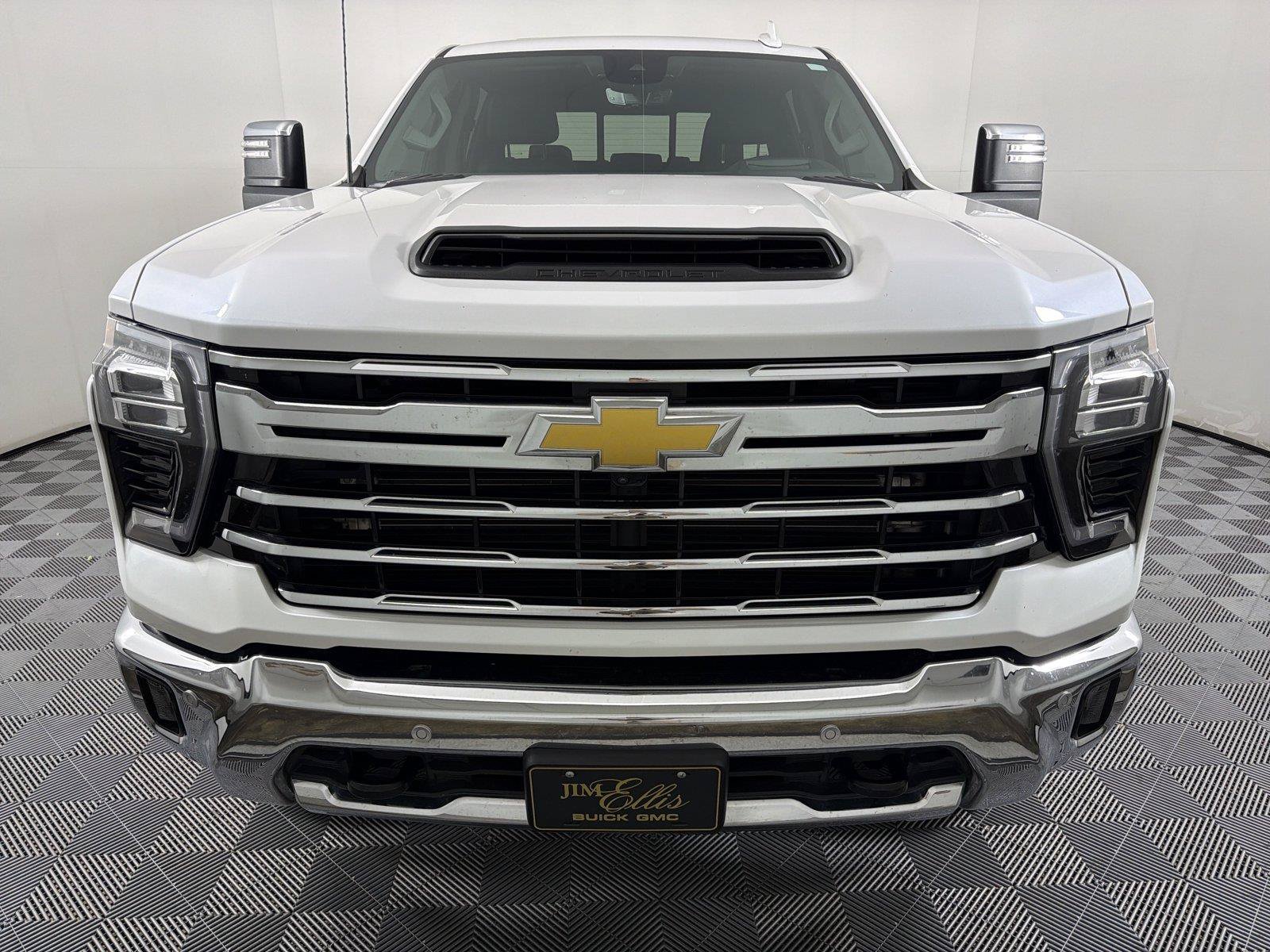 Used 2024 Chevrolet Silverado 2500 LTZ w/ LTZ Convenience Package AWD/4WD image 2