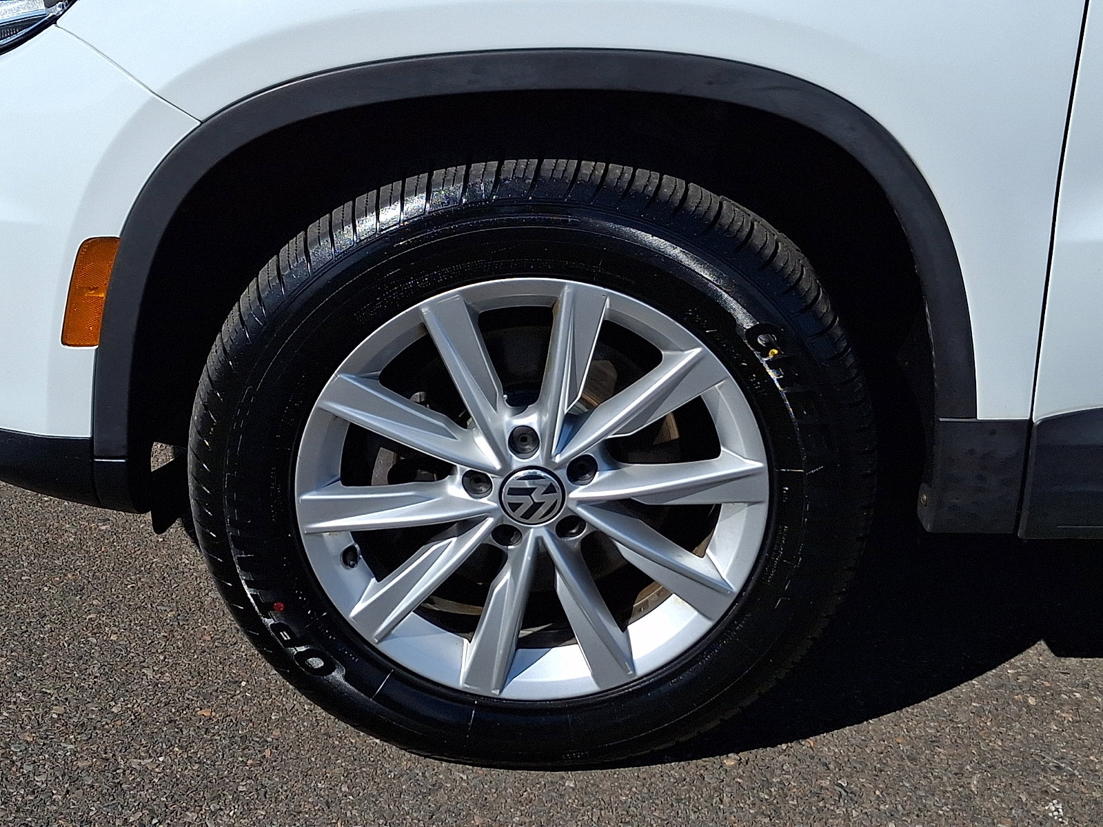 Used 2015 Volkswagen Tiguan SE image 8