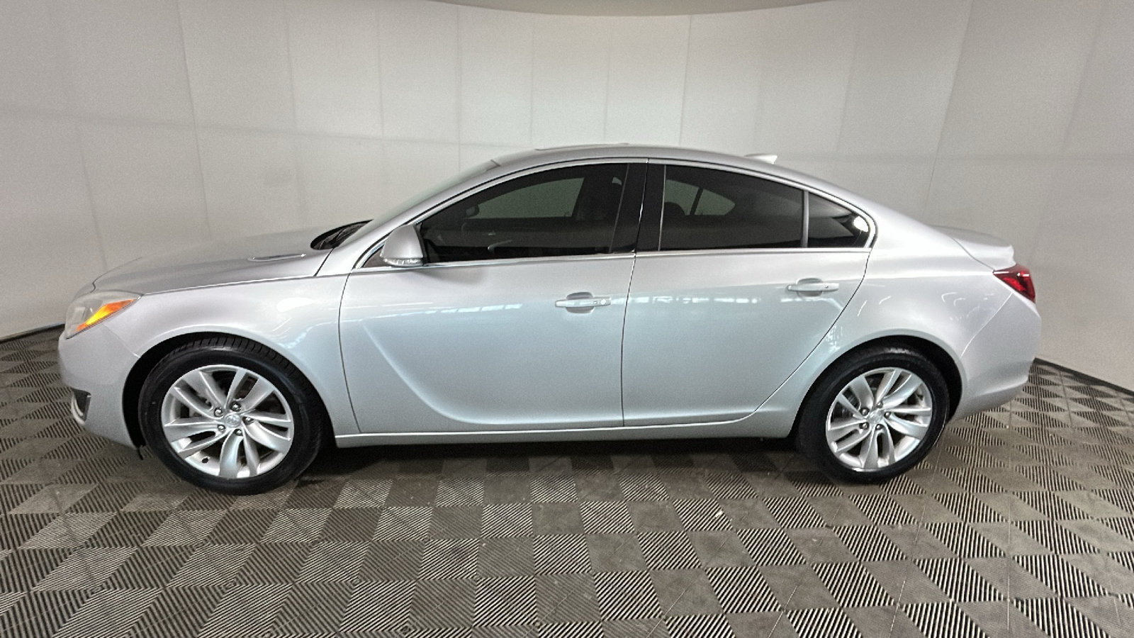 Used 2015 Buick Regal Premium w/ Experience Buick Package FWD image 6