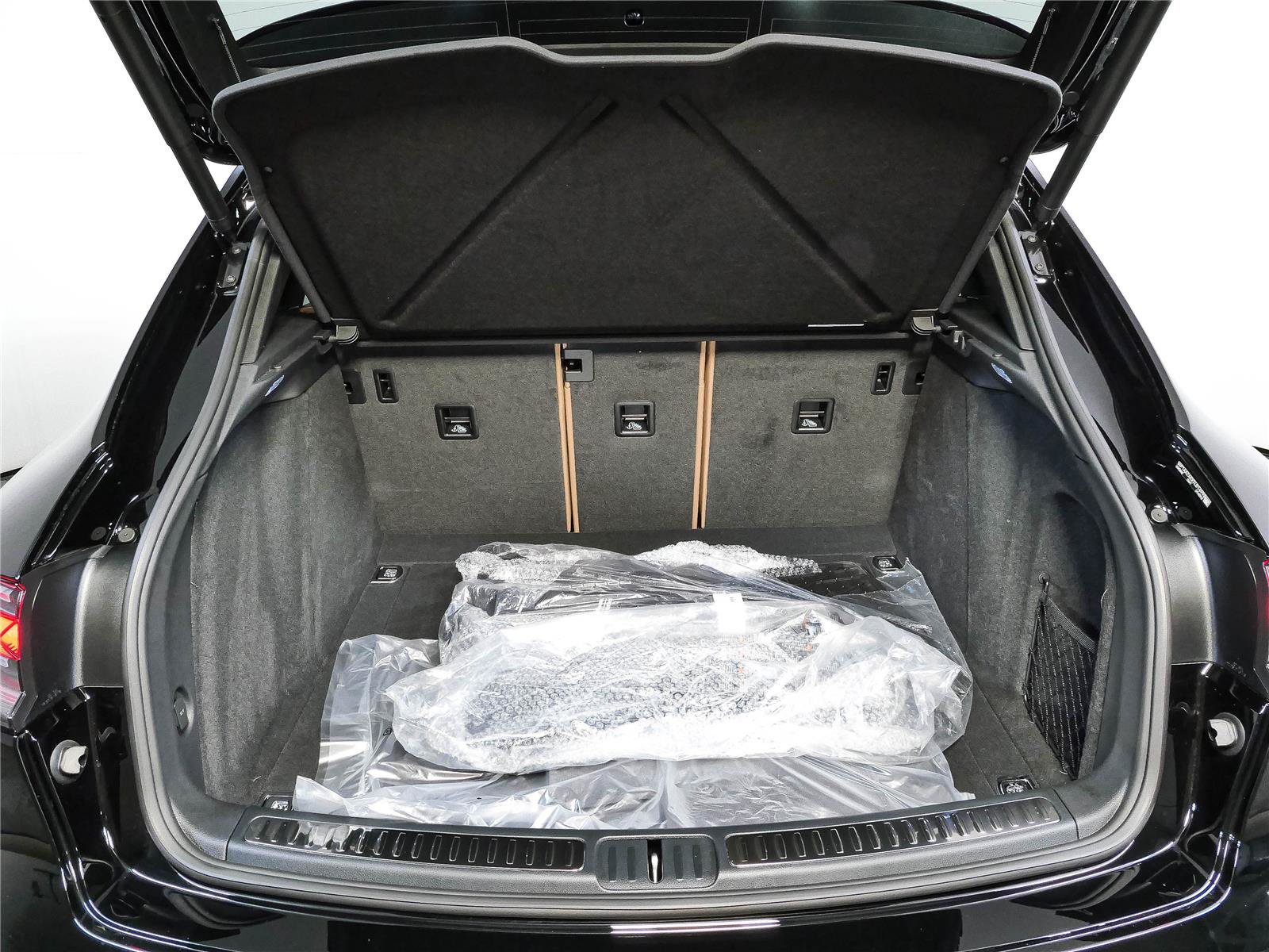 Used 2026 Porsche Macan Turbo AWD/4WD image 30