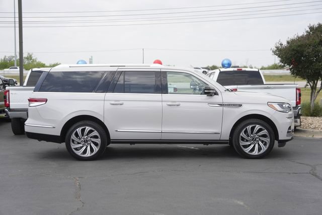 Used 2023 Lincoln Navigator L Reserve image 4