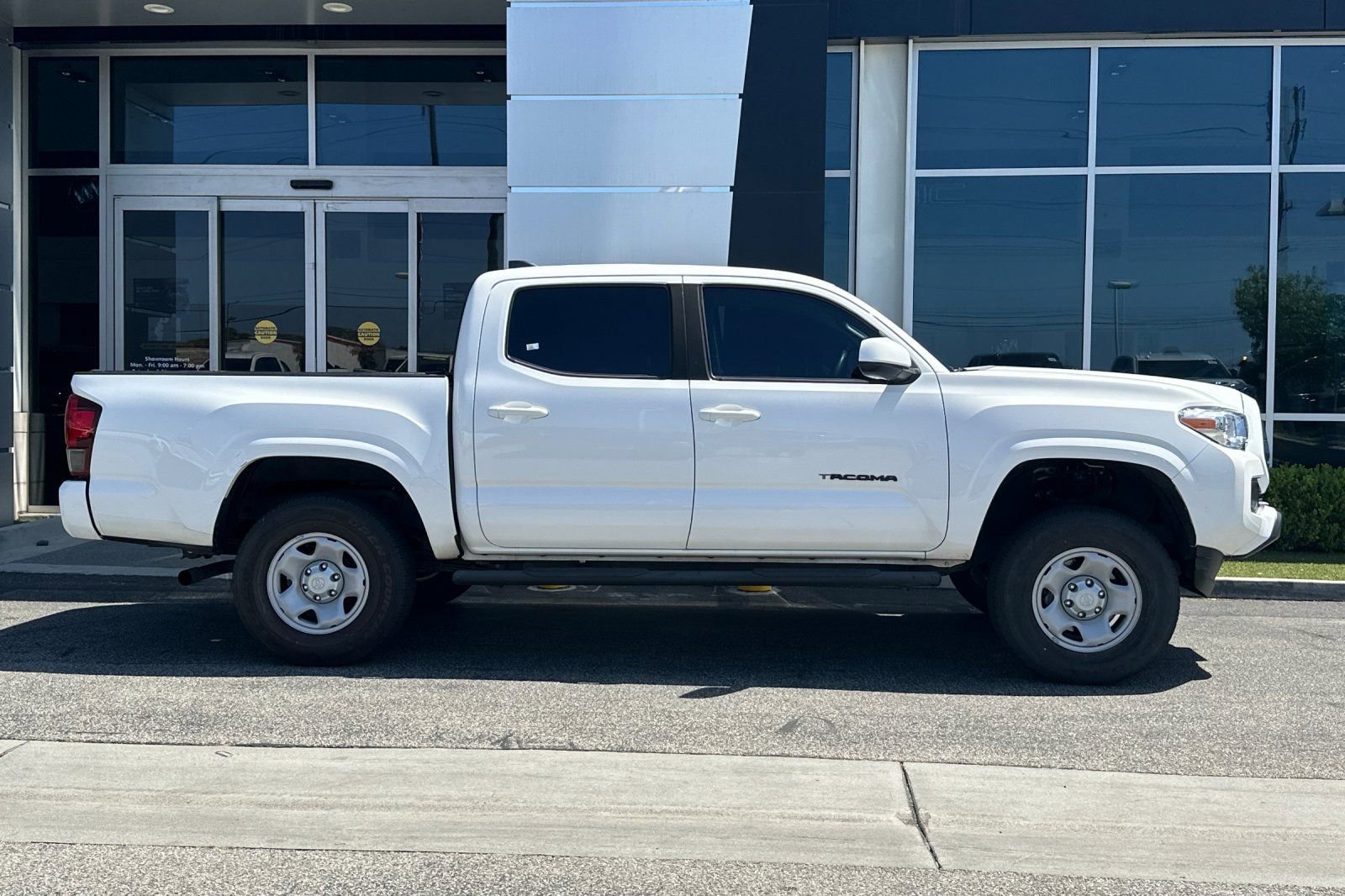 Used 2022 Toyota Tacoma SR w/ SR Convenience Package RWD image 3