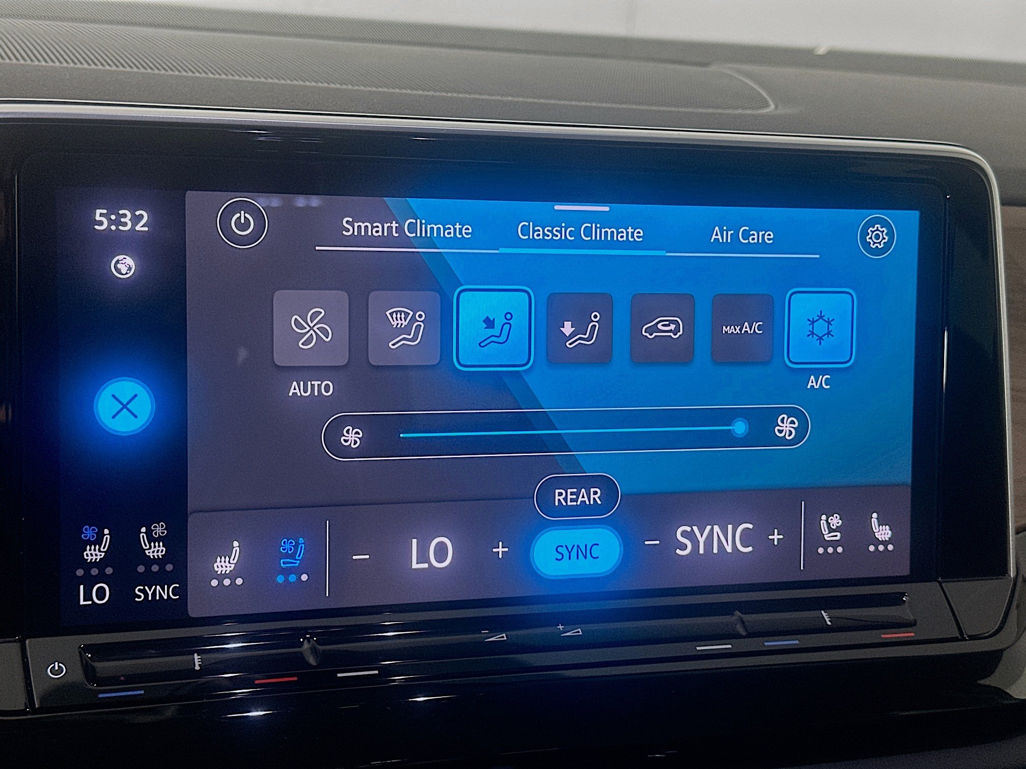 Used 2025 Volkswagen Atlas SE FWD image 23