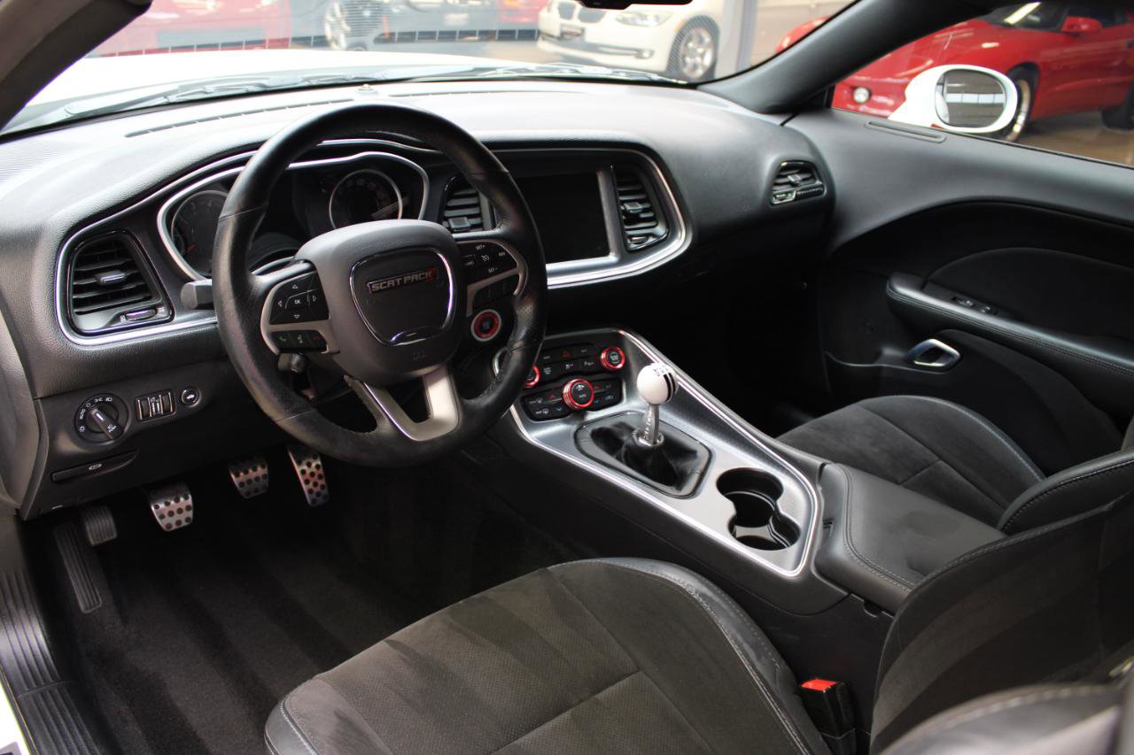 Used 2016 Dodge Challenger R/T Scat Pack w/ Leather Interior Group image 35