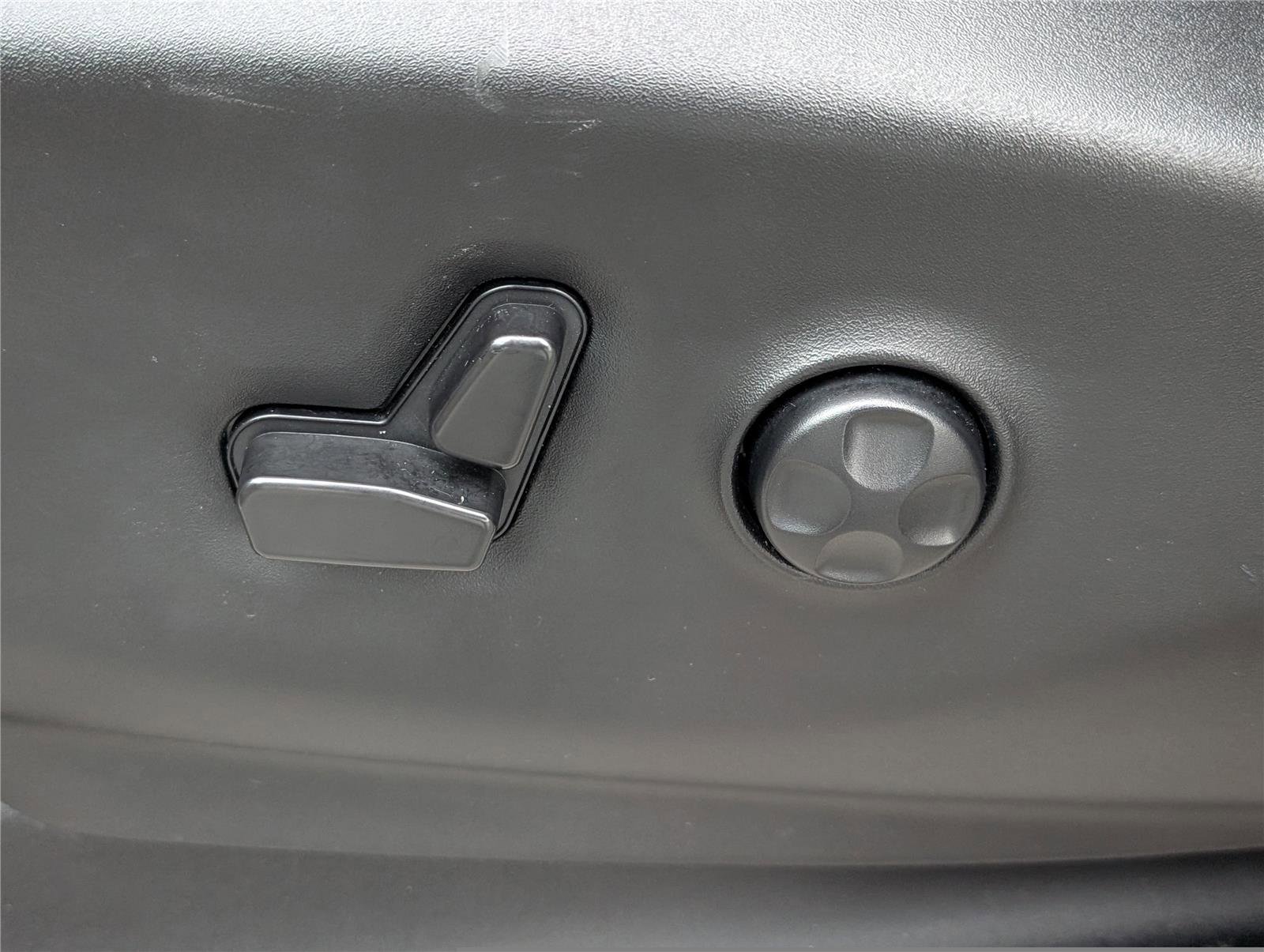 Used 2024 Chrysler Pacifica Touring-L image 19