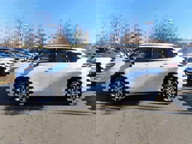 Used 2024 Toyota Highlander Limited image 3