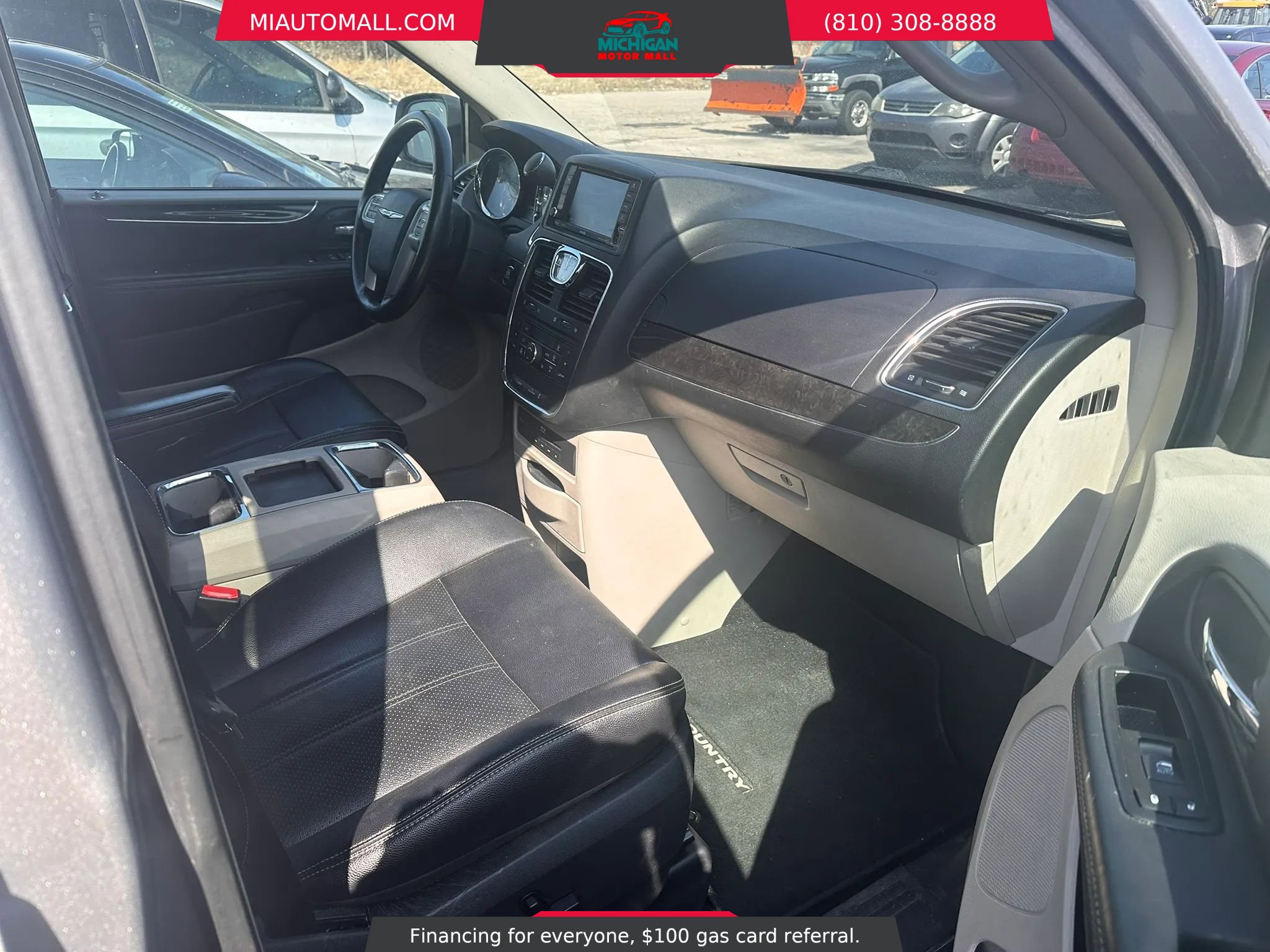 Used 2014 Chrysler Town & Country Touring-L w/ Driver Convenience Group image 17