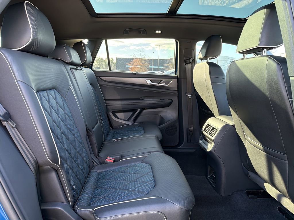 Used 2025 Volkswagen Atlas Cross Sport SEL Premium R-Line image 17