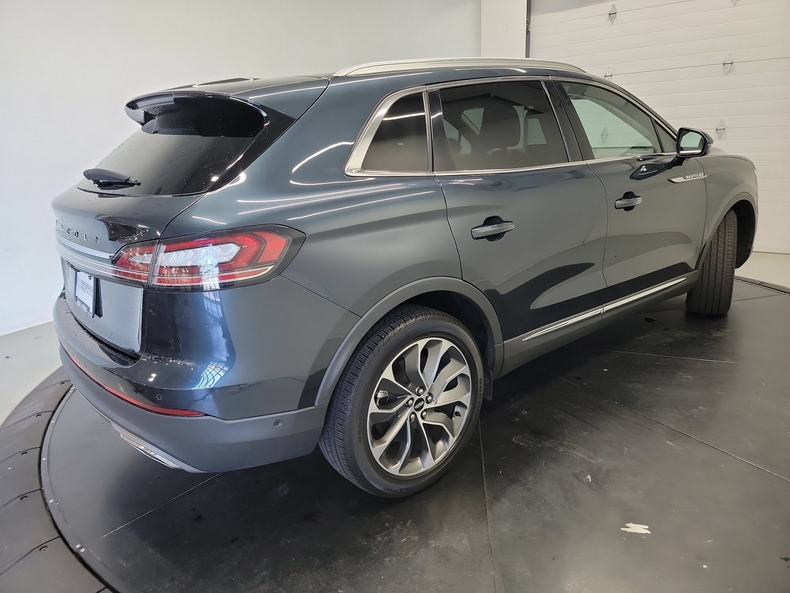 Used 2022 Lincoln Nautilus Reserve w/ Equipment Group 201A AWD/4WD image 9