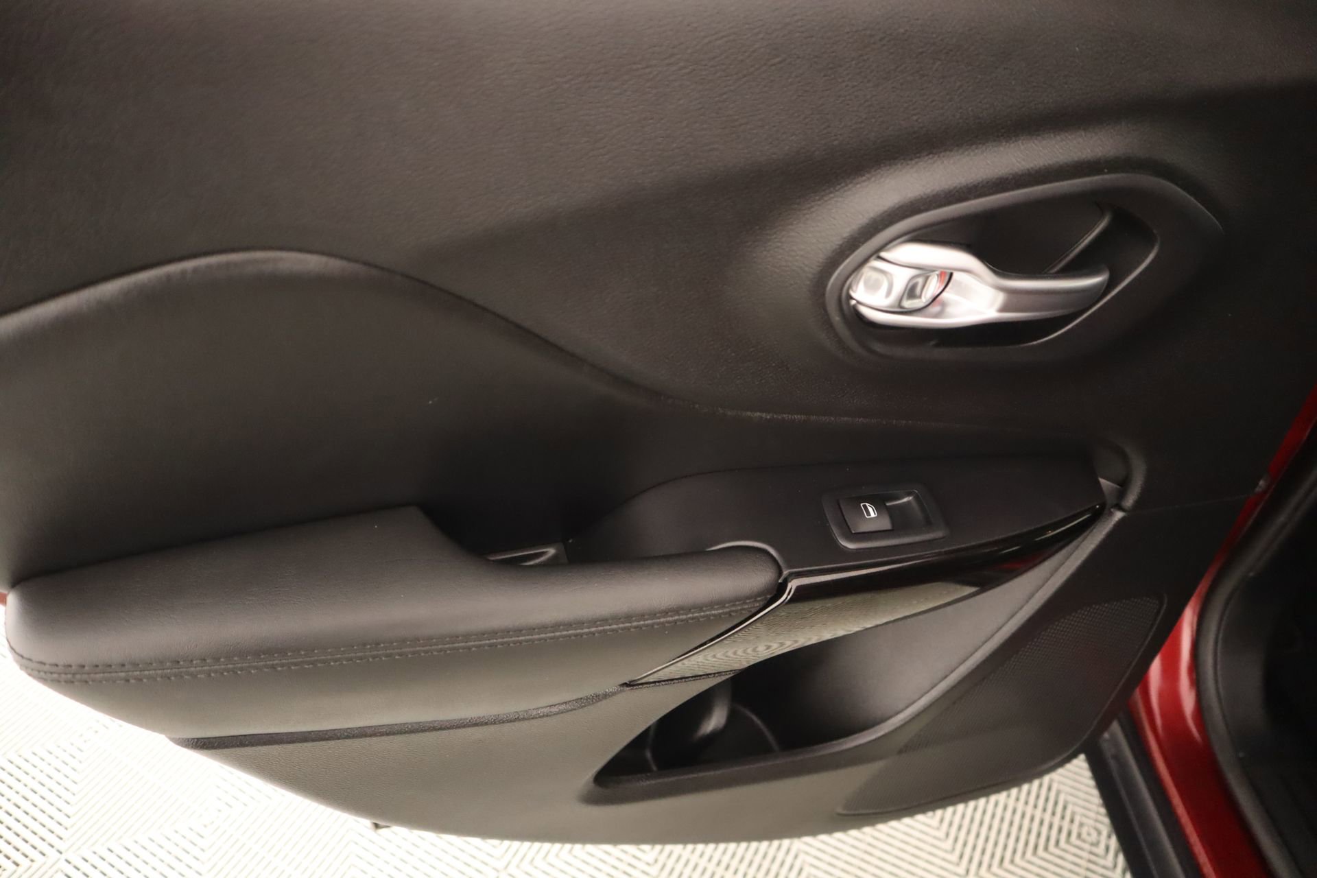 Used 2021 Jeep Cherokee Latitude Plus image 16