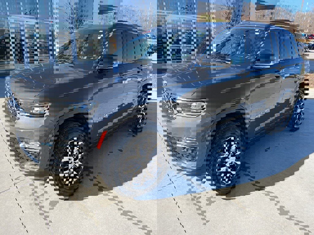 Used 2025 Jeep Grand Cherokee Limited image 1