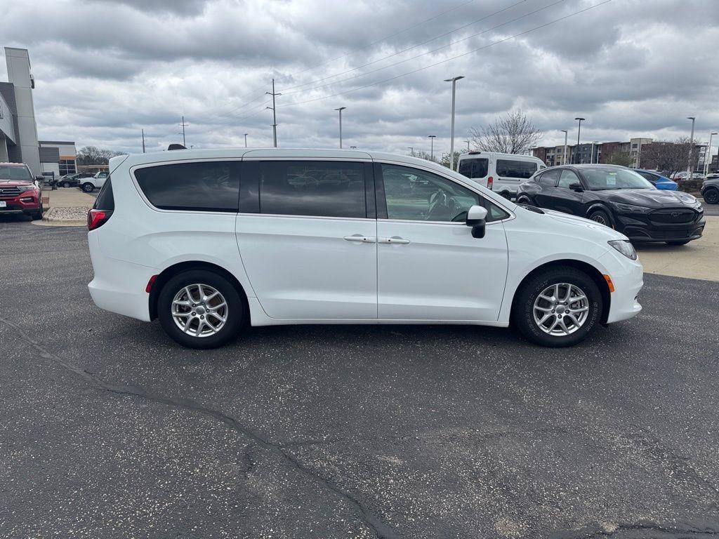Used 2023 Chrysler Voyager LX FWD image 2