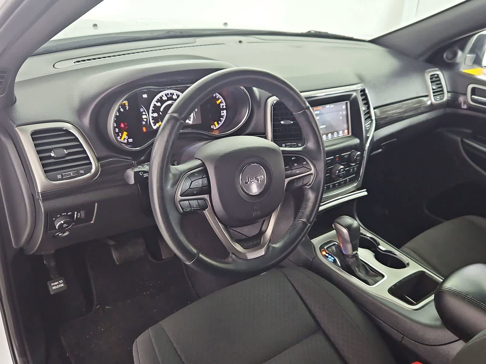 Used 2019 Jeep Grand Cherokee Laredo AWD/4WD image 2