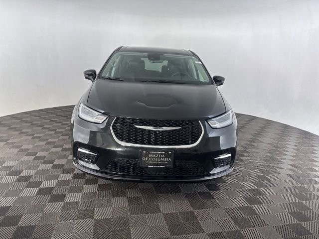 Used 2022 Chrysler Pacifica Touring-L w/ Uconnect Theater Family Group image 2