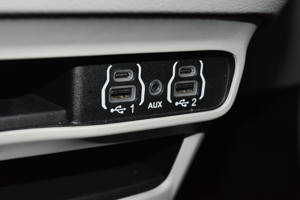 Used 2023 Chrysler Pacifica Touring-L FWD image 18