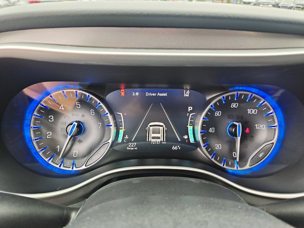 Used 2024 Chrysler Pacifica Touring-L FWD image 18