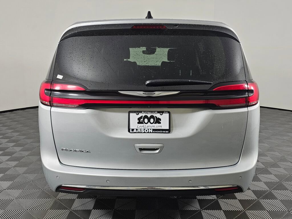 Used 2023 Chrysler Pacifica Touring-L image 4