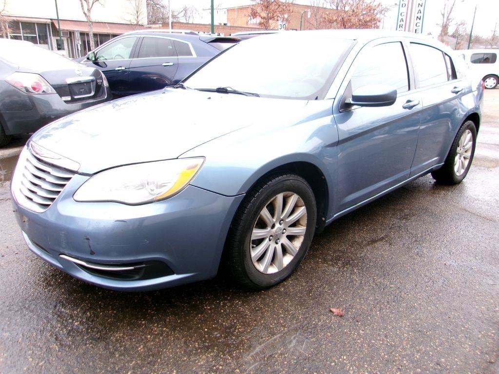 Used 2011 Chrysler 200 Touring FWD image 2