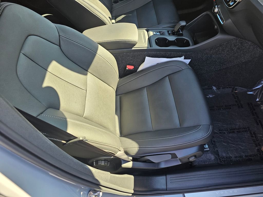 Used 2025 Volvo XC40 B5 Core w/ Protection Package Premier image 18