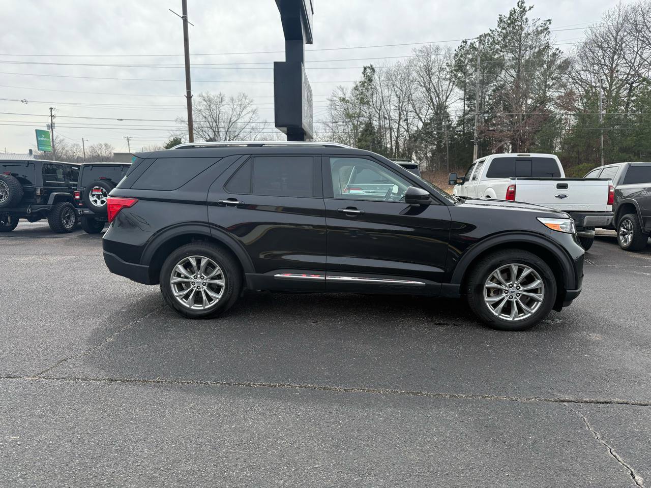 Used 2023 Ford Explorer Limited image 3