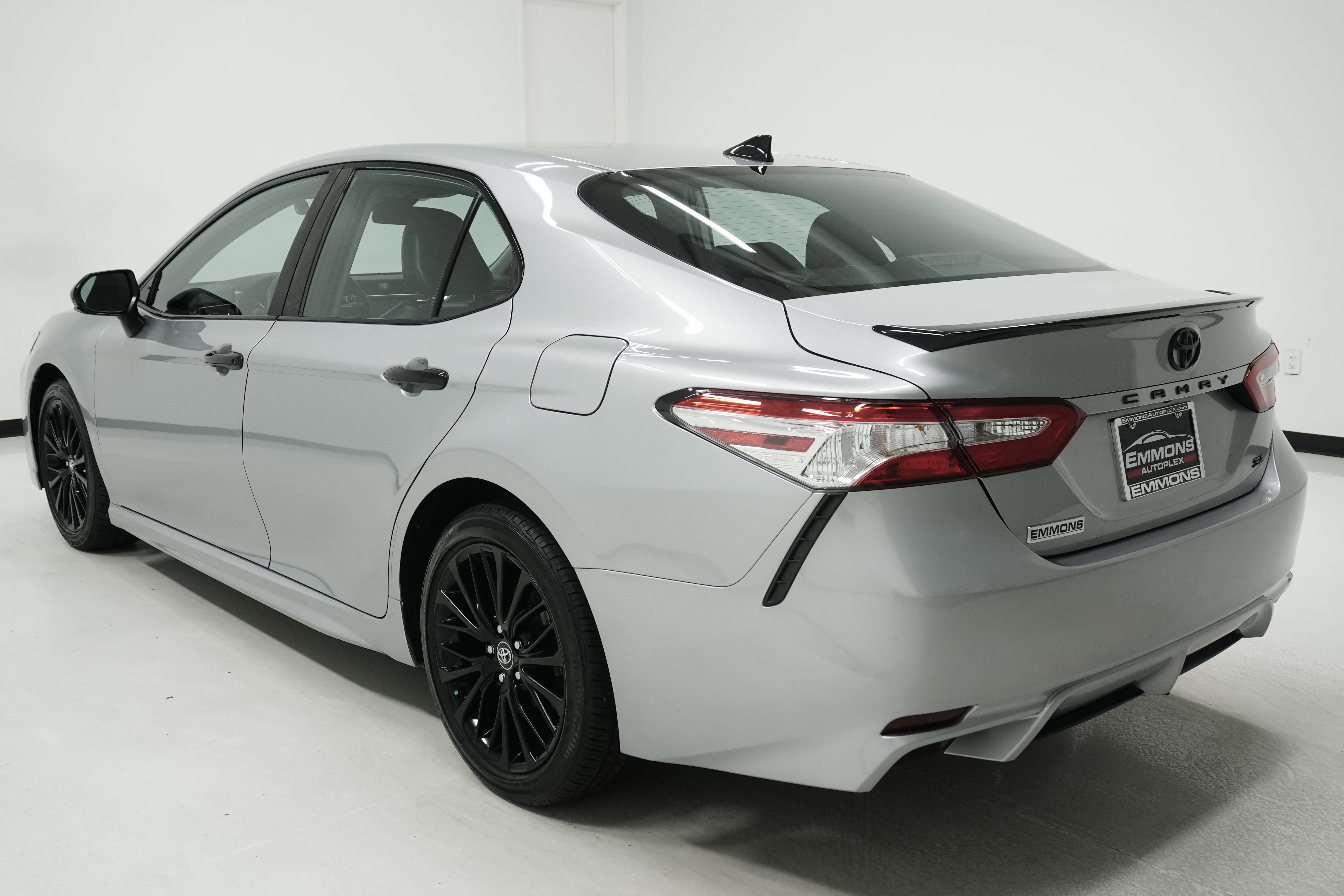 Used 2020 Toyota Camry SE FWD image 6
