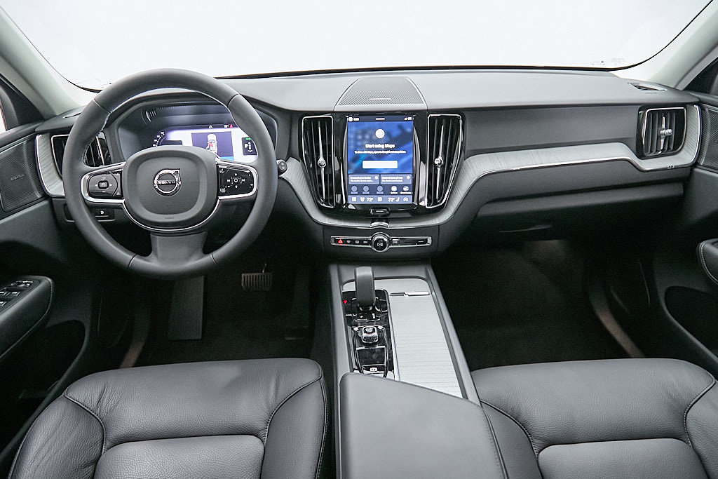 Certified 2025 Volvo XC60 T8 Plus w/ Protection Package Premier AWD/4WD image 25