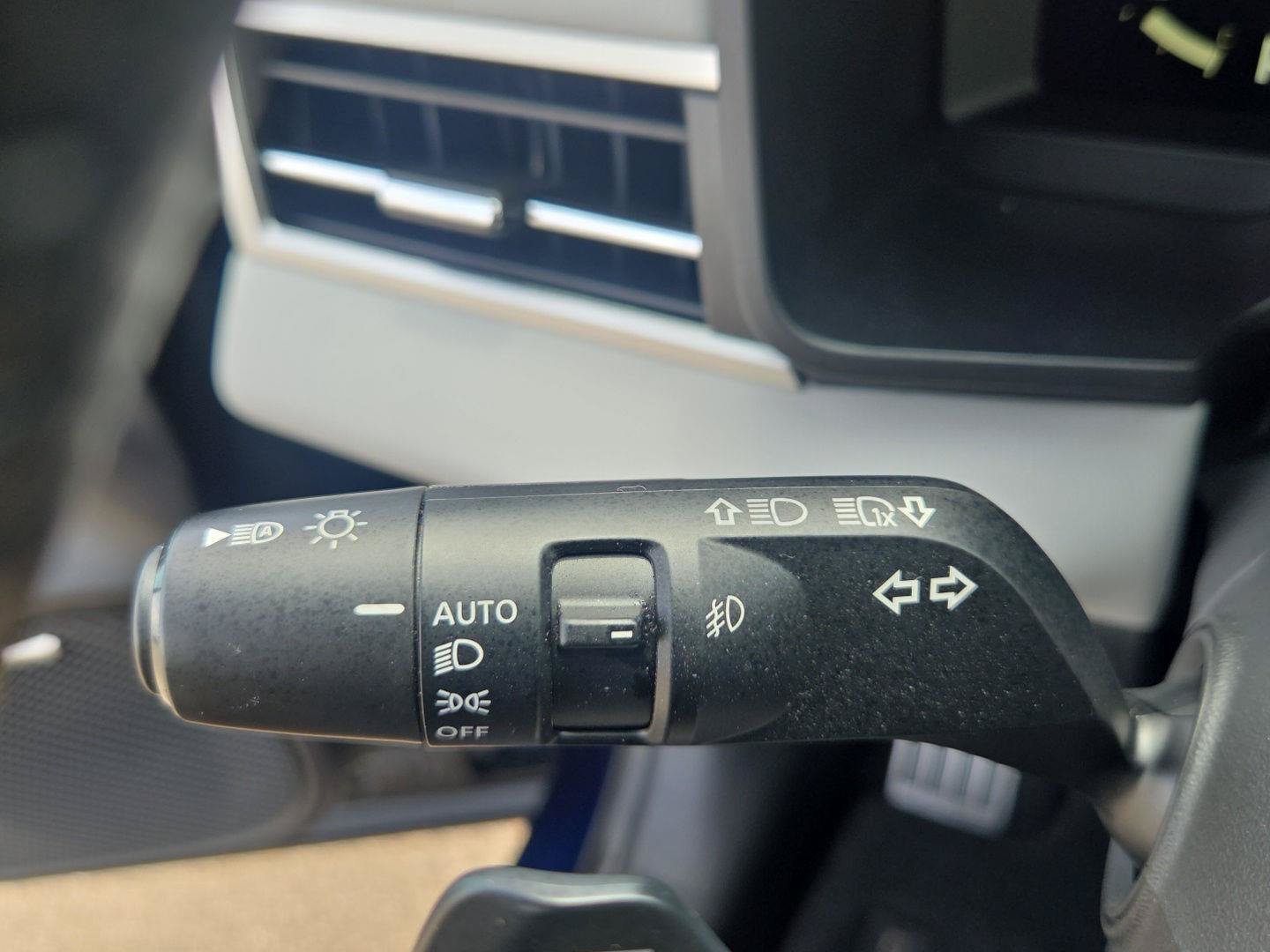 Used 2025 Mitsubishi Outlander AWD image 28