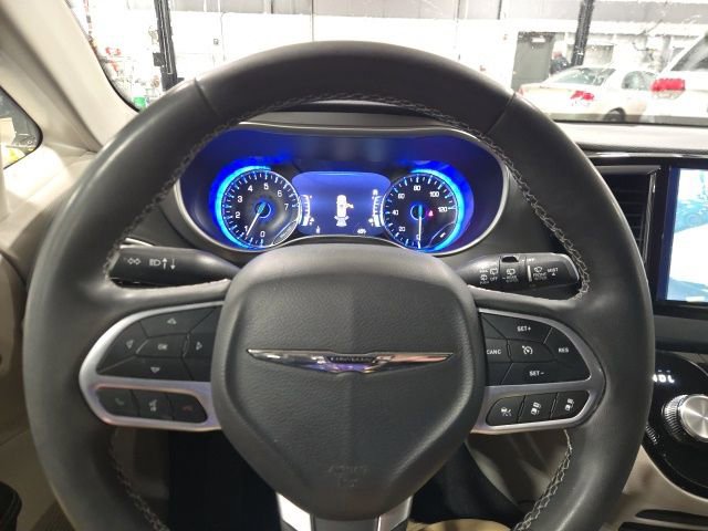 Used 2023 Chrysler Pacifica Touring-L image 16