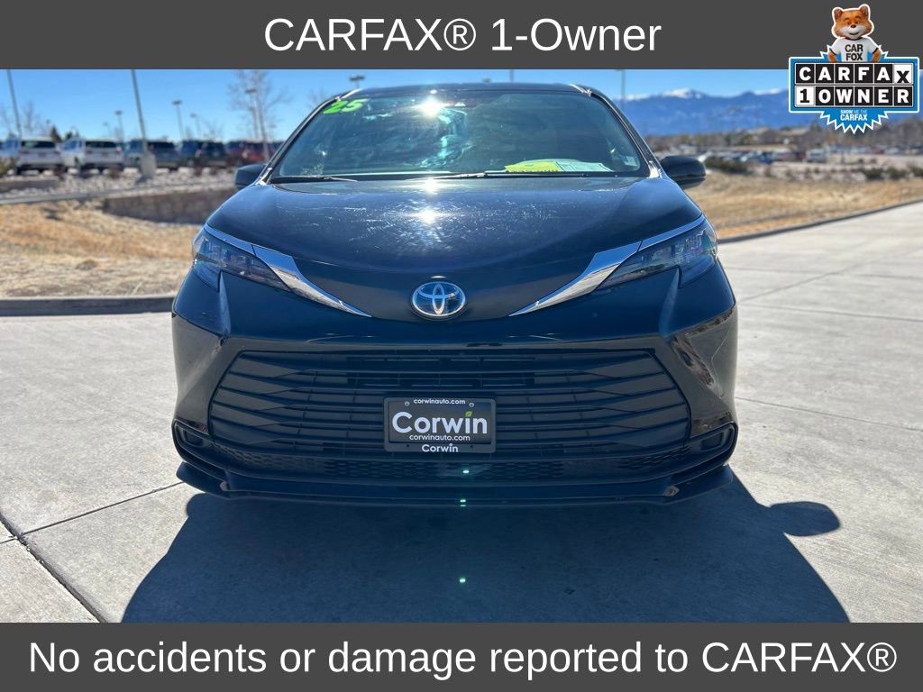 Used 2025 Toyota Sienna LE image 2