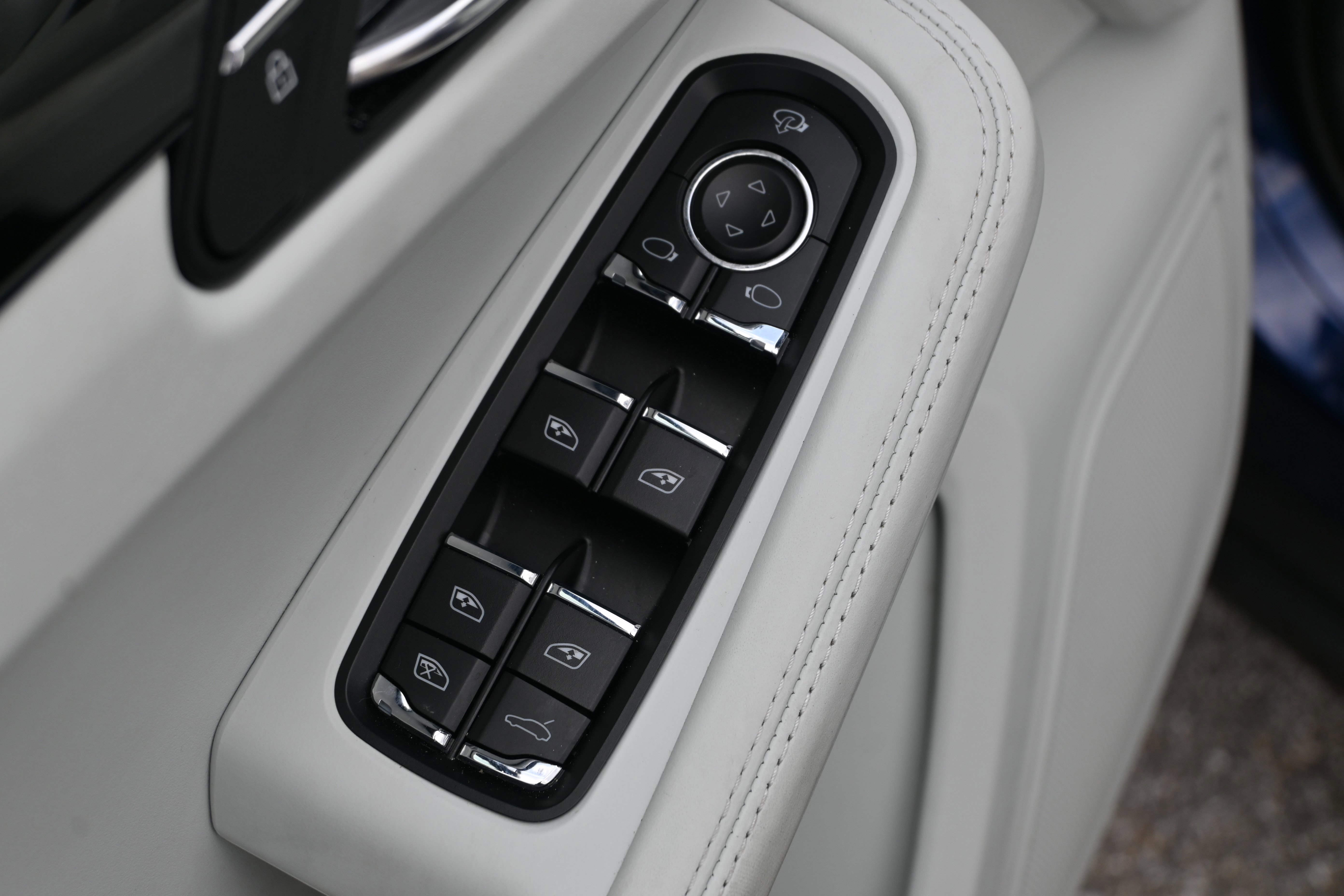 Used 2024 Porsche Macan w/ Premium Plus Package image 28