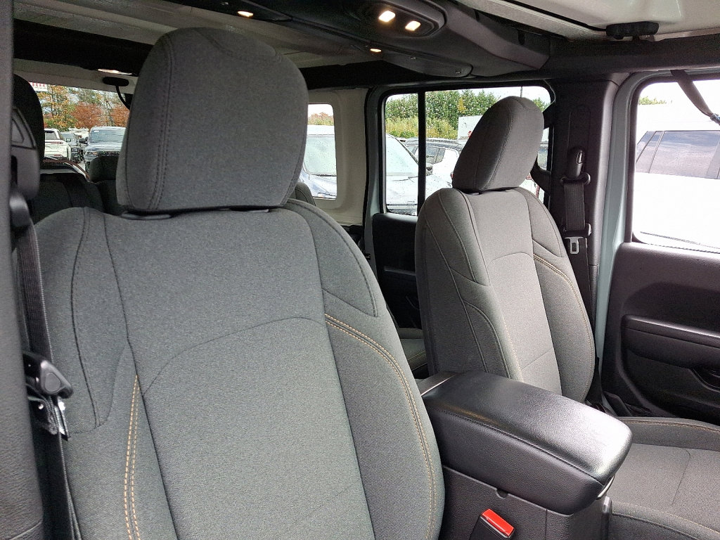 Used 2024 Jeep Wrangler Unlimited image 13