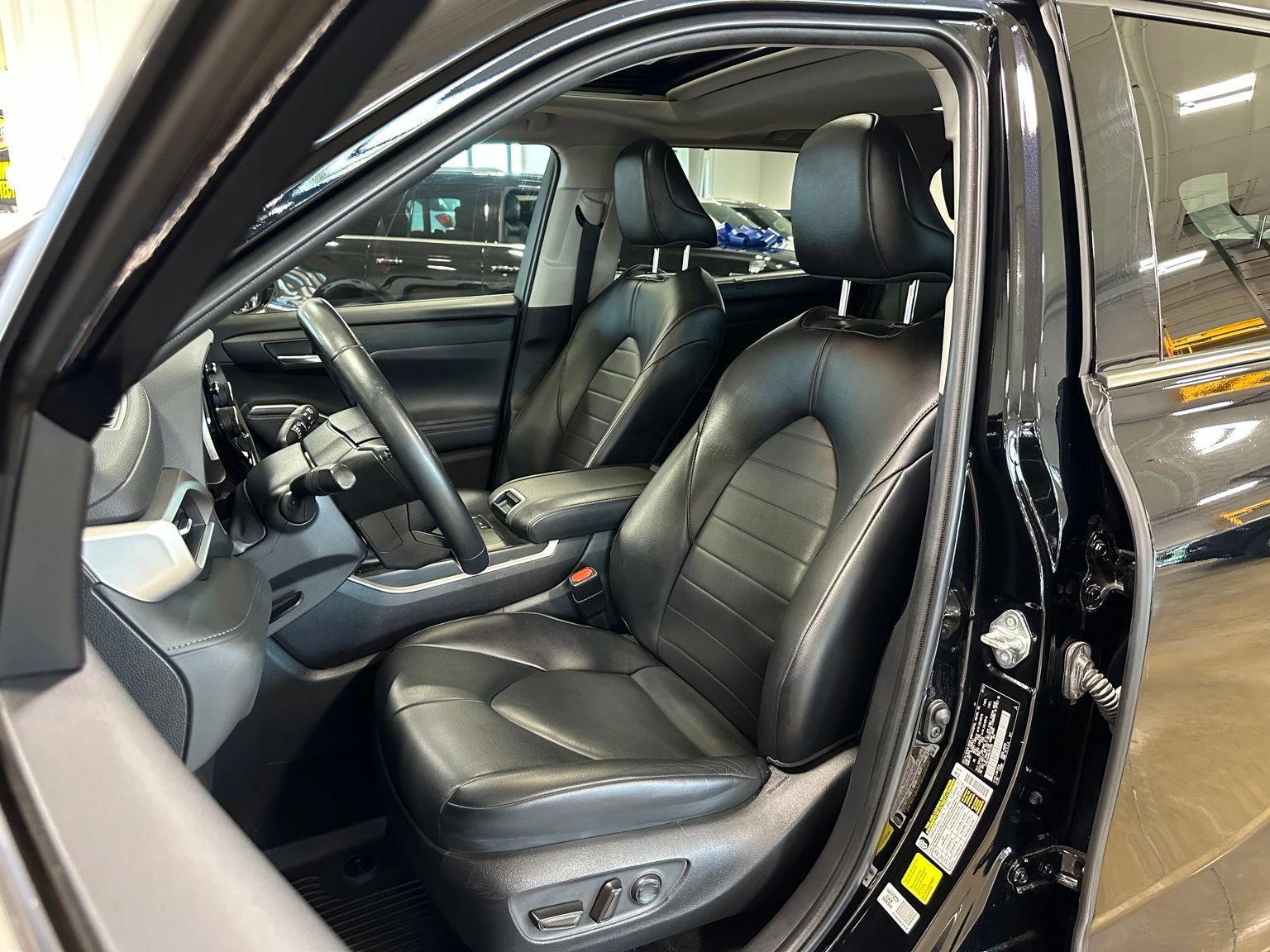 Used 2022 Toyota Highlander XLE FWD image 13