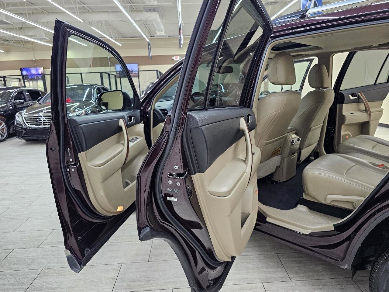 Used 2012 Toyota Highlander Limited FWD image 16