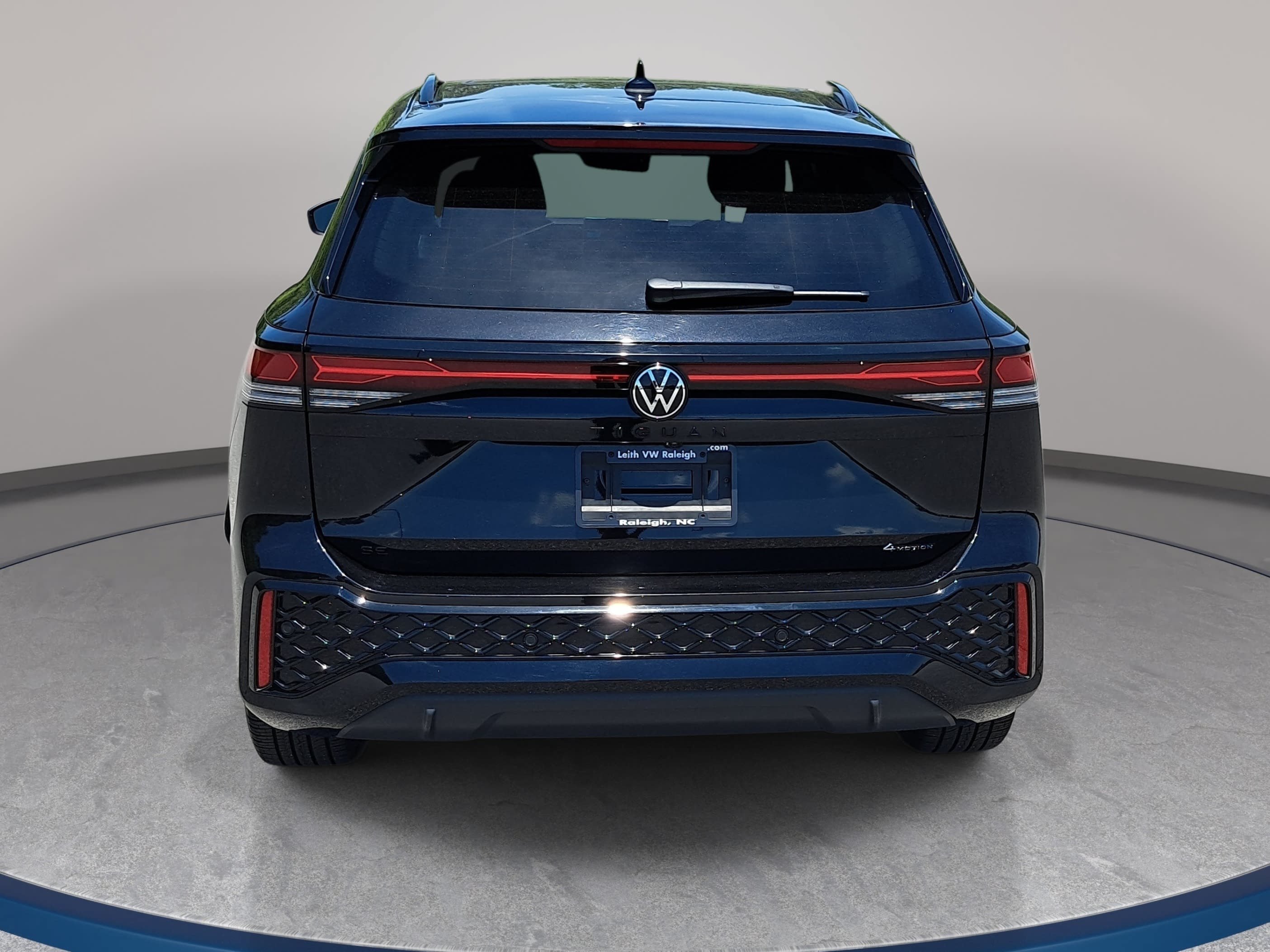 Used 2025 Volkswagen Tiguan SE R-Line AWD/4WD image 6