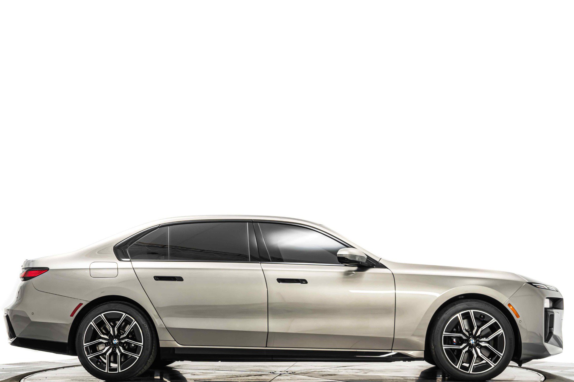 Used 2026 BMW 740i xDrive w/ Premium Package AWD/4WD image 2