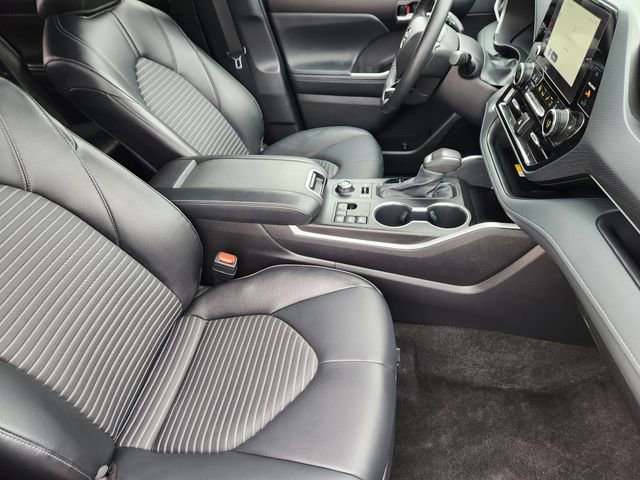 Used 2025 Toyota Highlander XSE AWD/4WD image 12