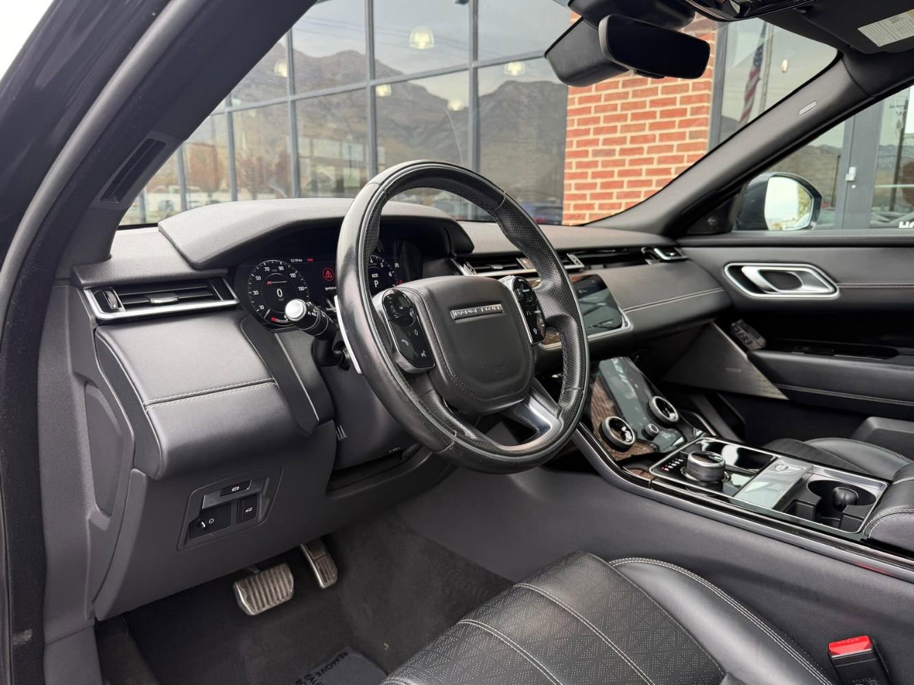 Used 2018 Land Rover Range Rover Velar R-Dynamic HSE image 25