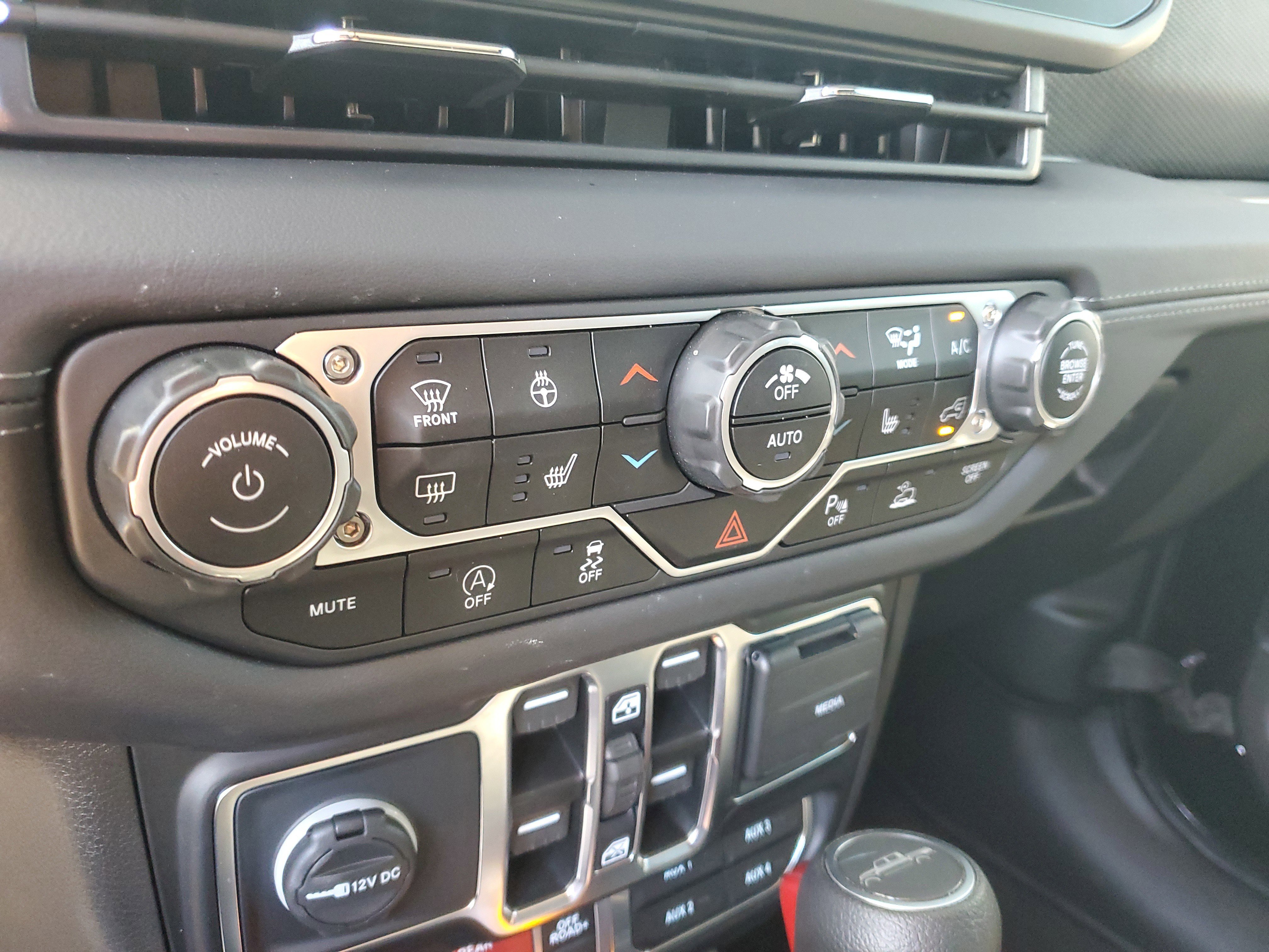 Used 2025 Jeep Gladiator Rubicon w/ Safety Group AWD/4WD image 20