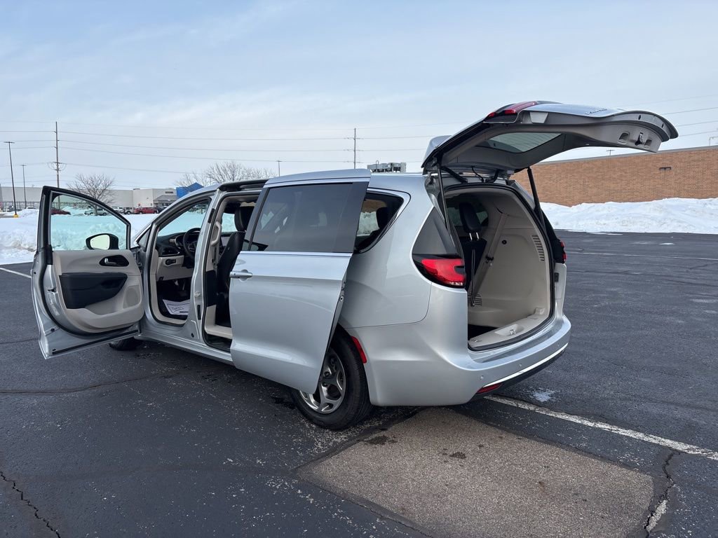 Used 2024 Chrysler Pacifica Limited FWD image 15