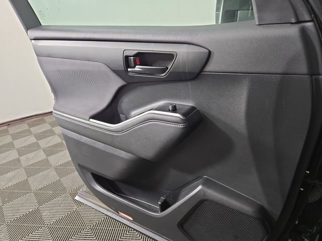 Used 2023 Toyota Highlander LE image 30