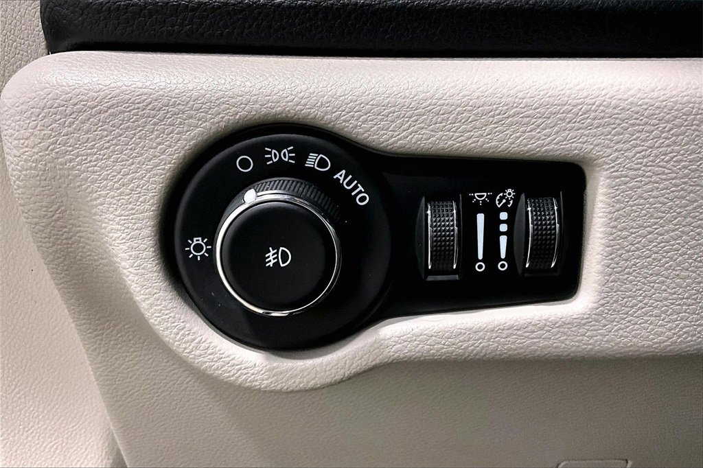 Used 2022 Chrysler Pacifica Touring-L image 17