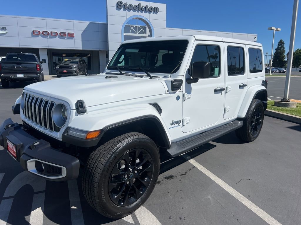 Used 2025 Jeep Wrangler Unlimited Sahara AWD/4WD image 4