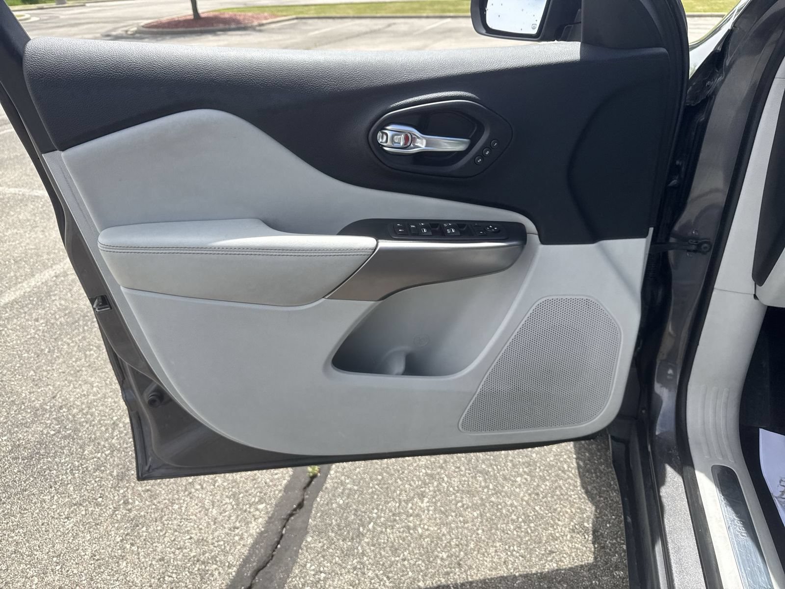 Used 2019 Jeep Cherokee Limited w/ Luxury Group FWD image 25