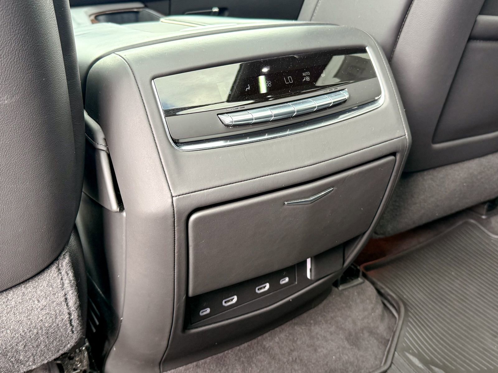 Certified 2022 Cadillac Escalade Premium Luxury Platinum w/ Heavy-Duty Trailer Package image 37