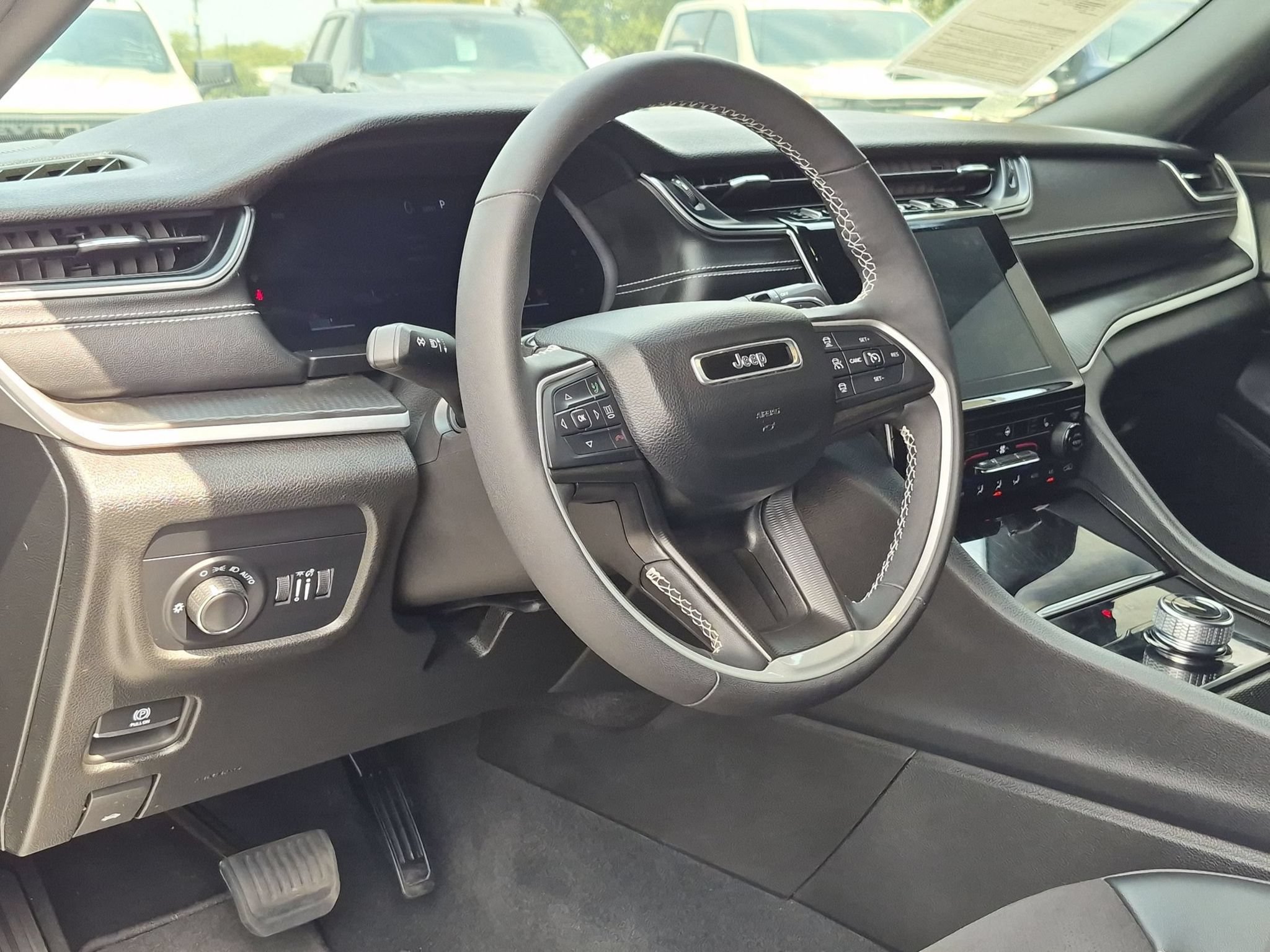 Used 2024 Jeep Grand Cherokee L Altitude RWD image 10