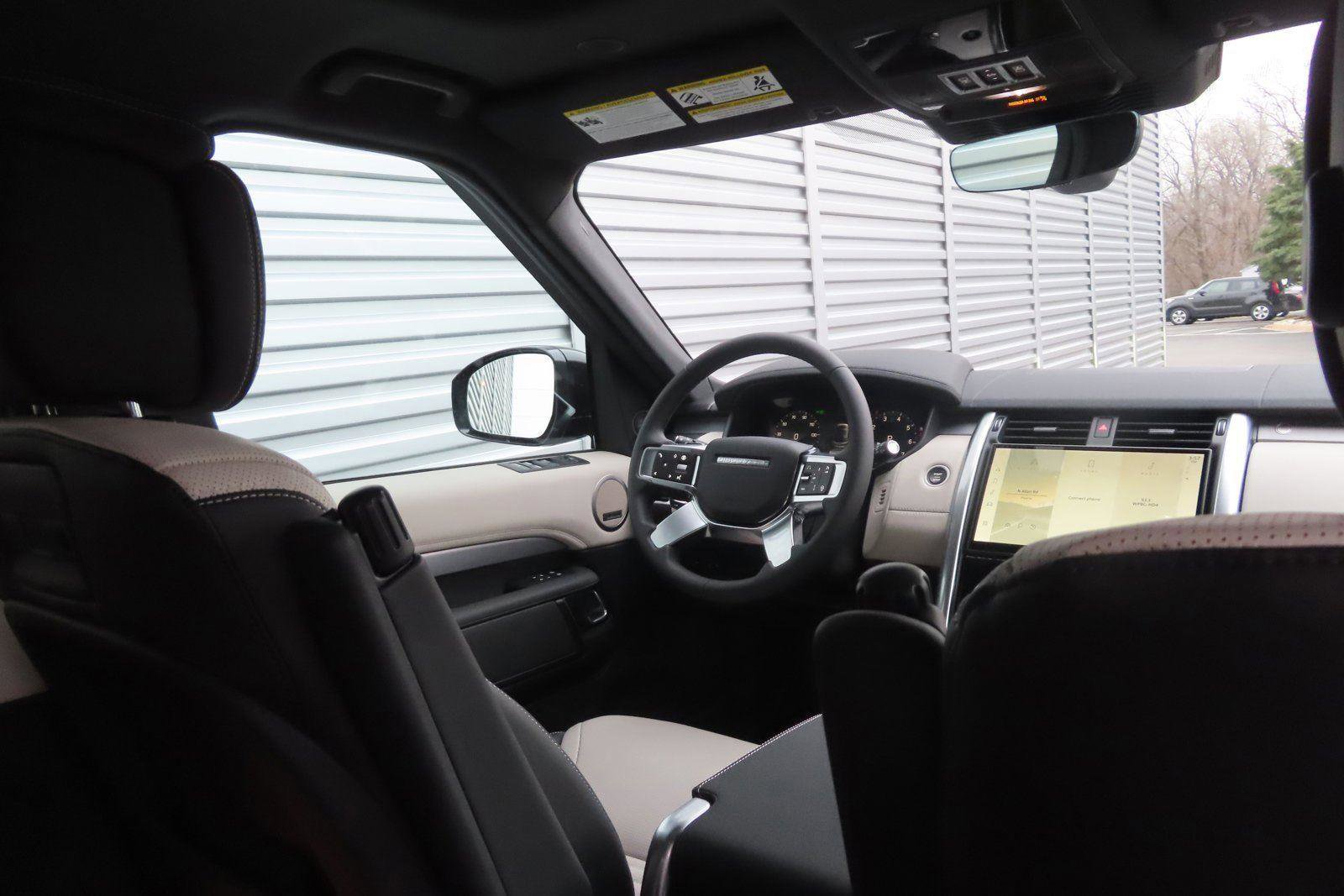 New 2024 Land Rover Discovery Dynamic SE AWD/4WD image 23