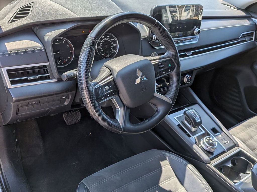 Used 2023 Mitsubishi Outlander SE Black Edition image 11