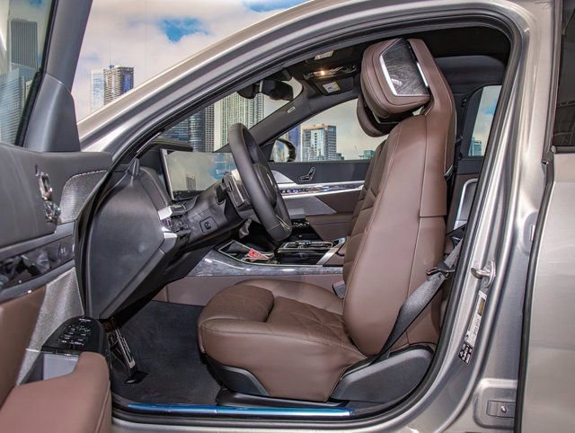 Used 2026 BMW 740i xDrive w/ Premium Package image 20