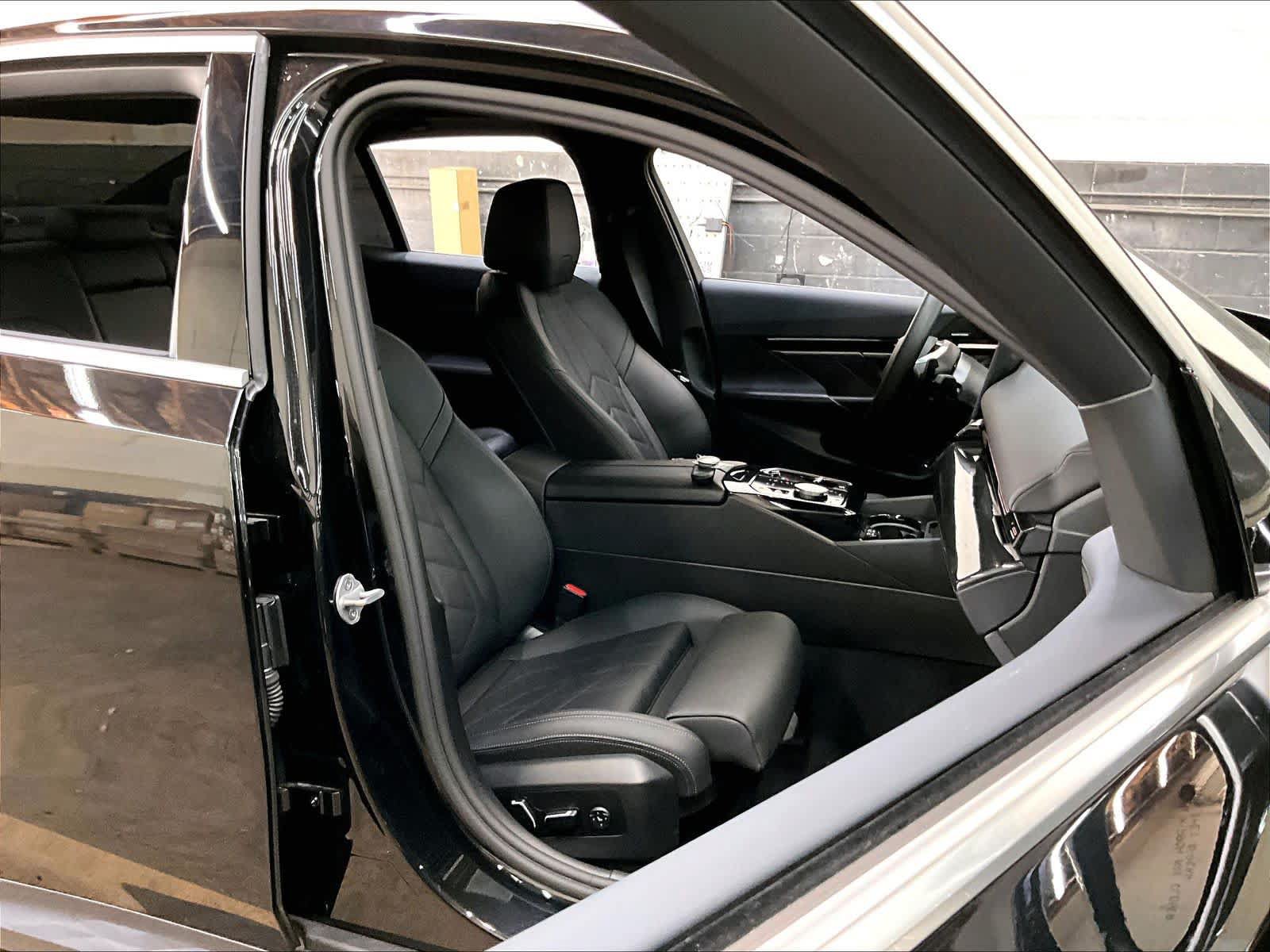 Used 2025 BMW 530i w/ Premium Package RWD image 10